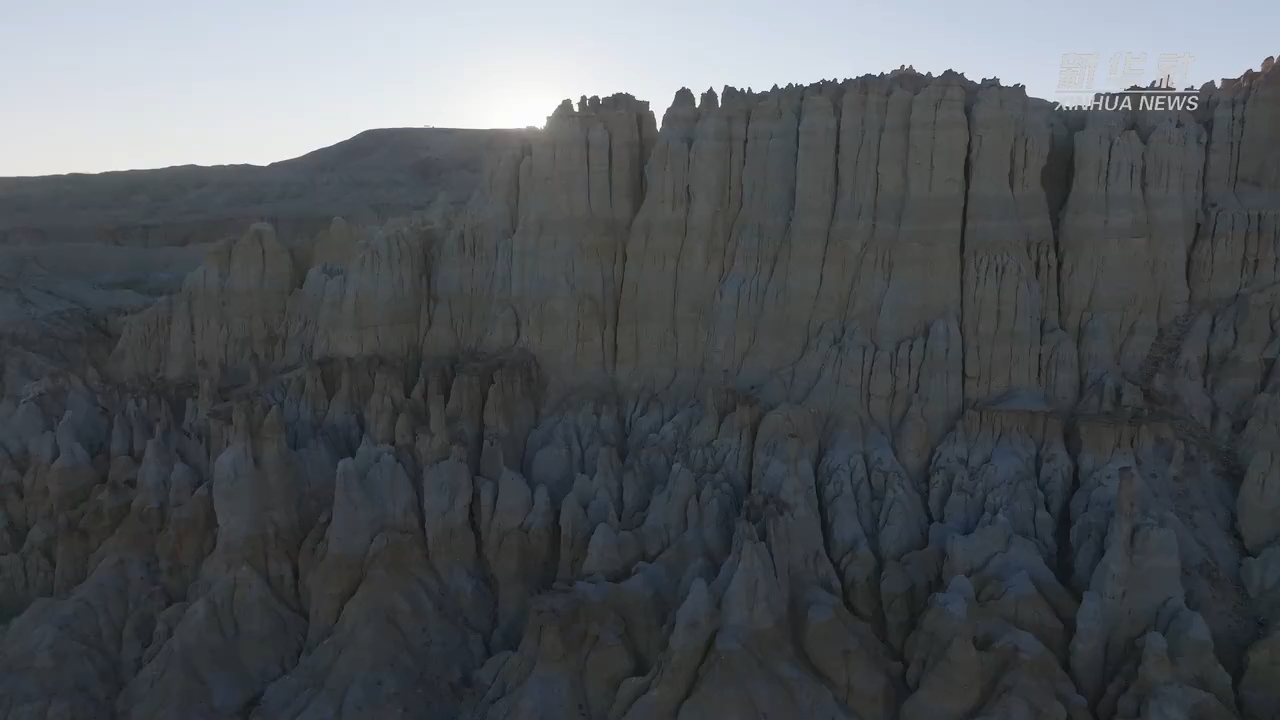 西藏霞义沟：冬日暖阳下的“五彩土林”