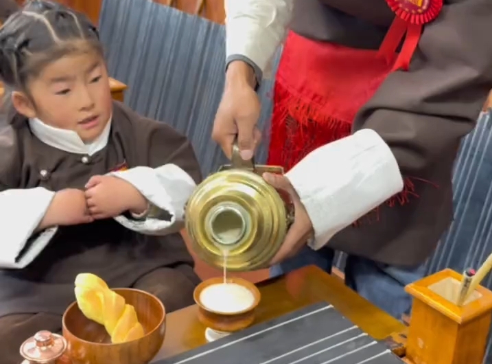 西藏萌娃学敬茶 ！认真模样藏着民俗温度