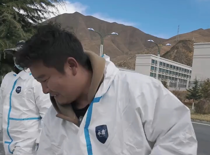 天冷了！拉萨的树也加“衣服”啦！