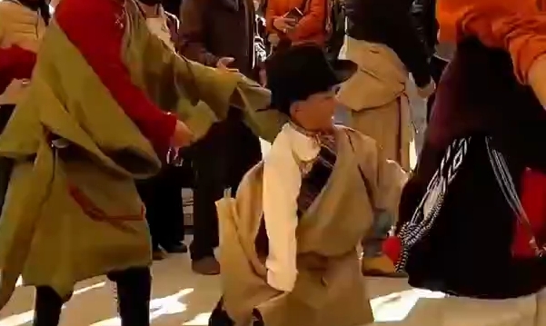 萌娃着藏装跳锅庄！动作有模有样