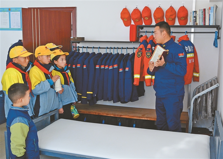 消防“零距离” 致敬“火焰蓝”