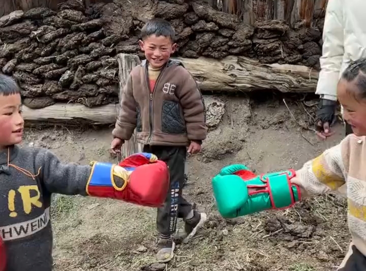 西藏萌娃拳击赛！小男生拳头“招招到位”