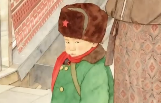 拉萨街头显眼萌娃！军大衣+雷锋帽
