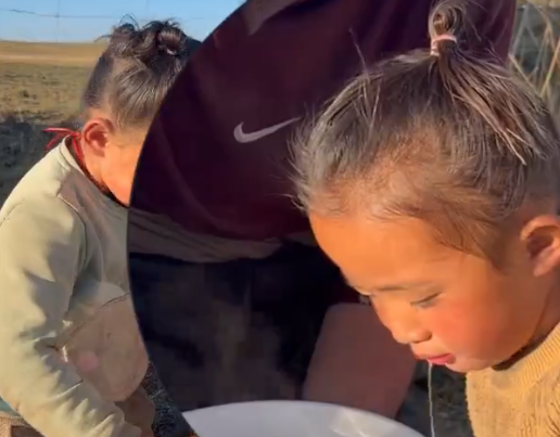 阿妈蒸花卷香到犯规！娃馋到口水直流