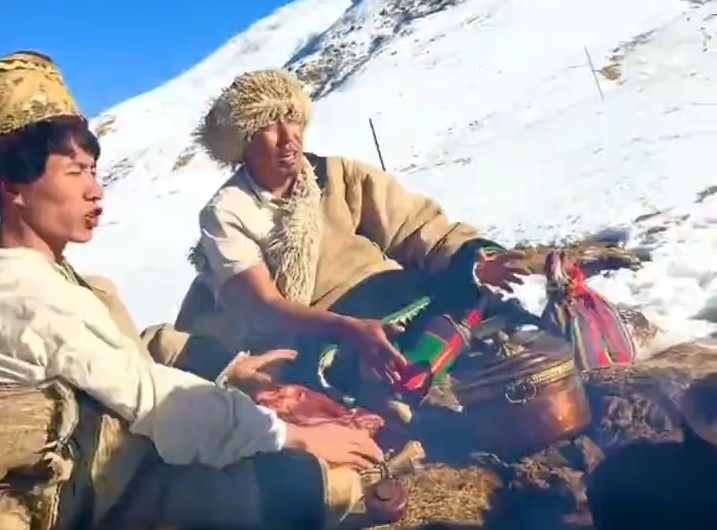 高原牧区限定“取暖模式”白雪为幕，火堆为炉