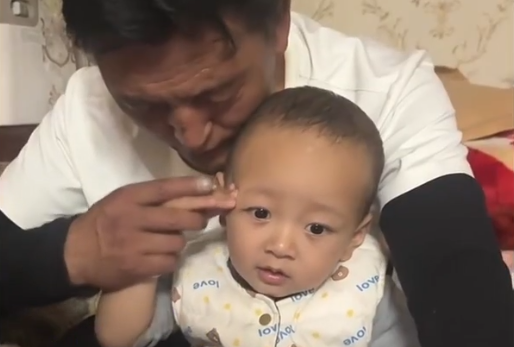 一岁藏族宝宝向武警战士敬礼，武警战士回礼瞬间太暖心！