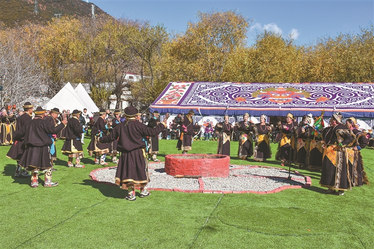锅庄展演 “秀”风采