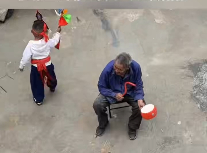 一老一幼表演藏戏 院落里的非遗传承与温情陪伴