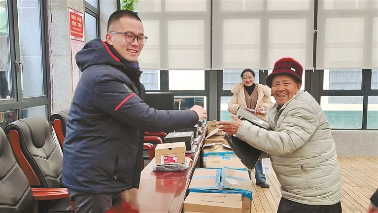 千里援藏衣传情 泉洛同心暖盈冬