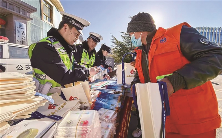 拉萨交警开展“122全国交通安全日”主题宣传活动
