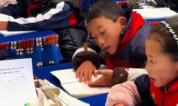 高原课堂上的小身影，专注模样自带光芒！
