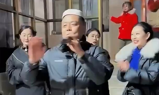 回族大哥献唱《姑娘走过的地方》，民族团结一家亲甜蜜氛围拉满