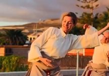 西班牙小岛夕阳下，外国友人穿藏装跳锅庄