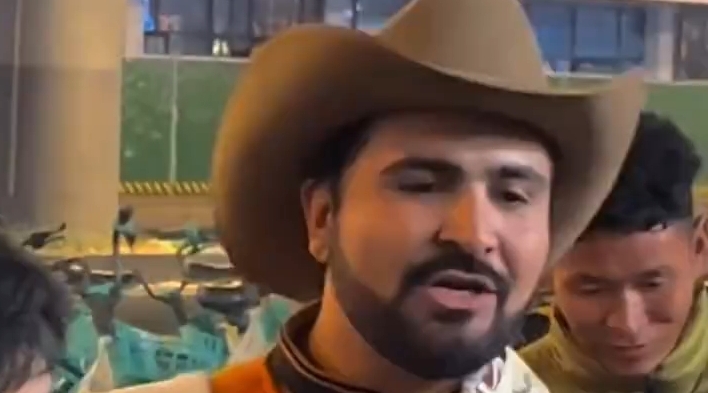 外国友人穿藏装唱酒歌