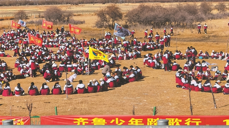 步履丈量高原美 拉练展现少年志