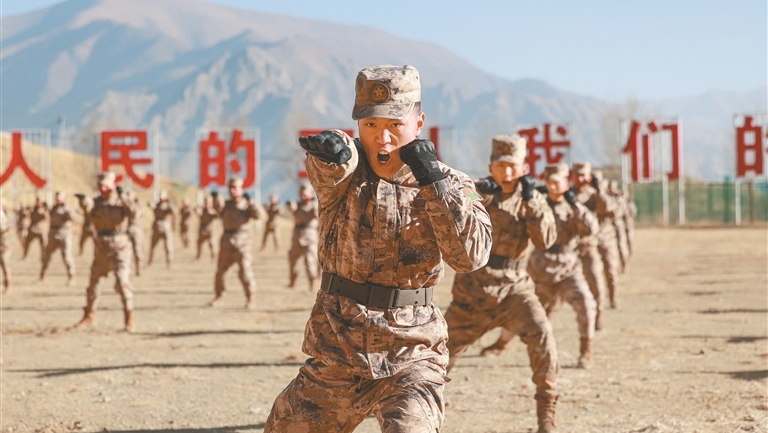 西藏军区某部开展冬季大练兵活动