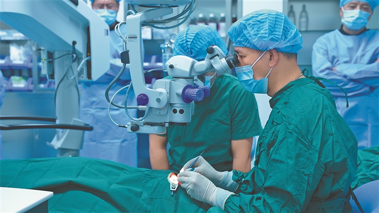 CLEAR超清全飞激光设备投入使用