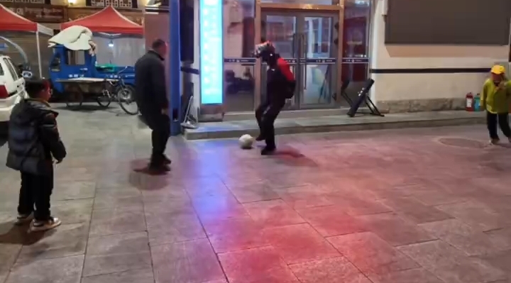 工作间隙快递小哥和行人踢球