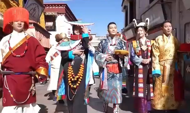 漫步拉萨古城街巷，邂逅高原时尚韵味