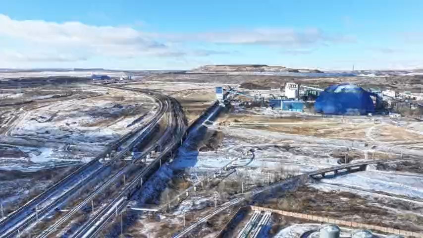 超长火车现身“灯泡线”!时速1公里!