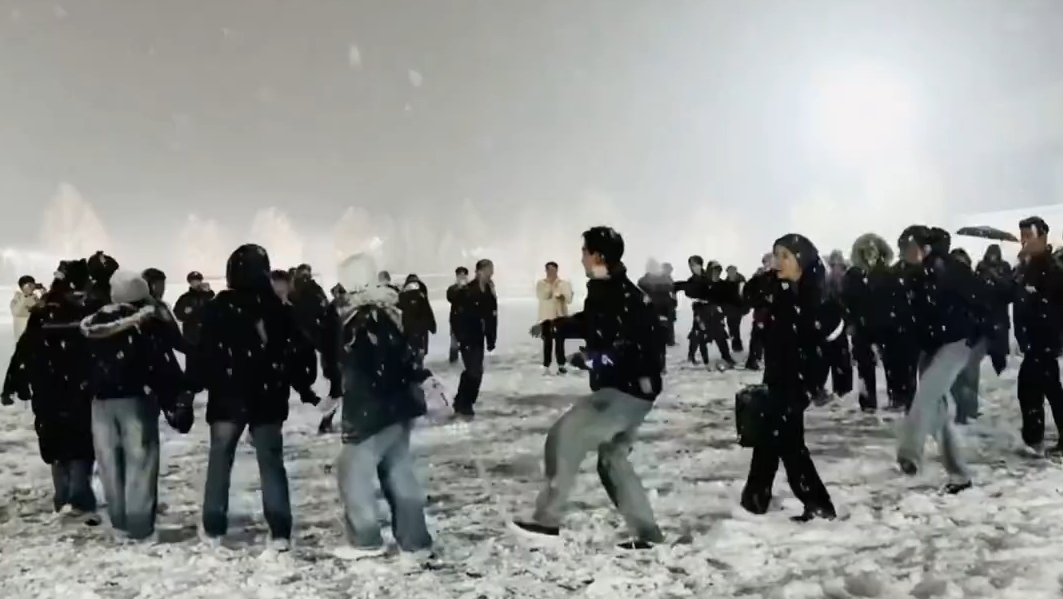 藏族大学生在操场即兴跳起锅庄