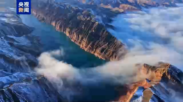 雪岭与云影共舞 新疆肯斯瓦特湖“镜”然这么美!