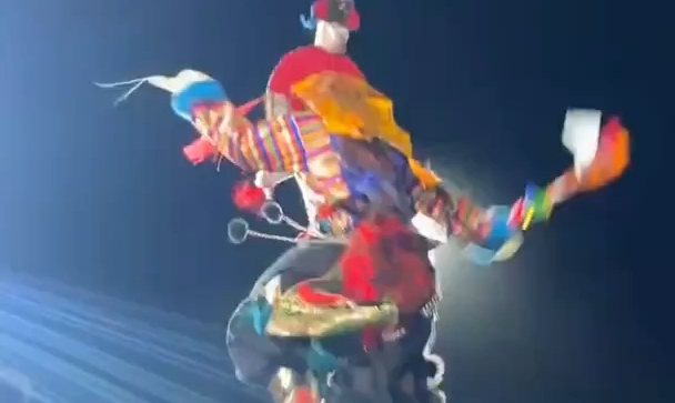 光影下藏戏艺人在台上演出，网友：这才是穿越时光的璀璨