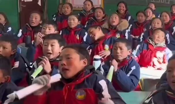 超有氛围感的一堂音乐课，网友：一人一支话筒每个人都是主唱