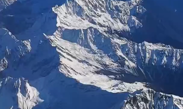  云端瞰雪域，窗外即是仙境。网友：飞西藏才知道靠窗的“含金量”