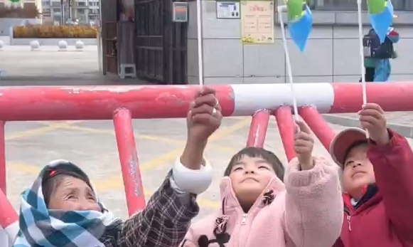 阿妈啦和小朋友的风车时光，看完心里软软的