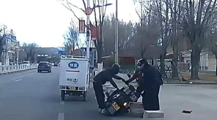 老奶奶摔倒 民警和快递小哥伸出援手