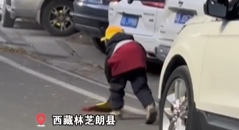孩子拾起扫帚帮着环卫奶奶“赶进度”
