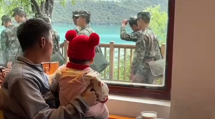 萌娃与兵哥哥超治愈同框