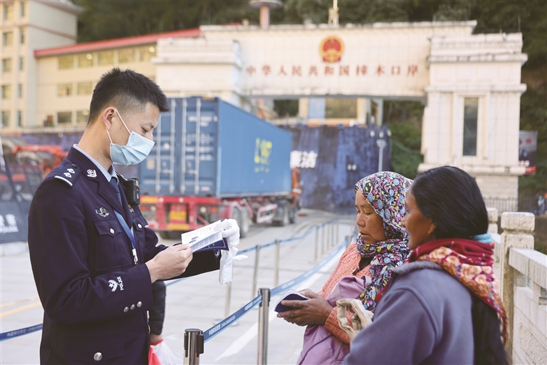 西藏樟木口岸今年出入境人数突破40万