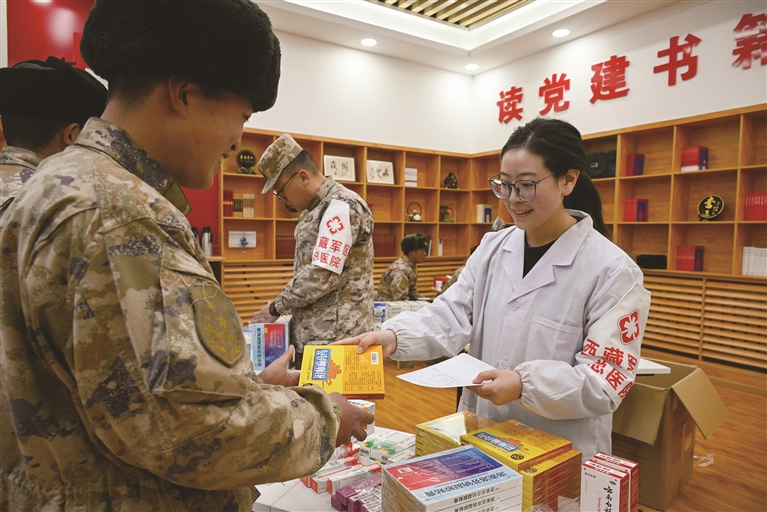 西藏军区总医院开展巡诊服务