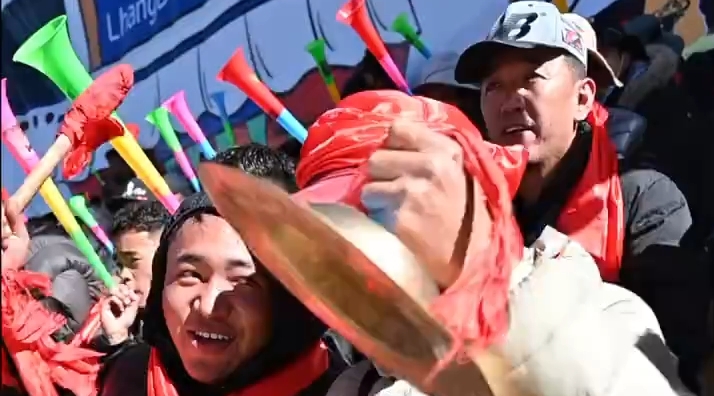 西藏球迷赛后自发清理垃圾