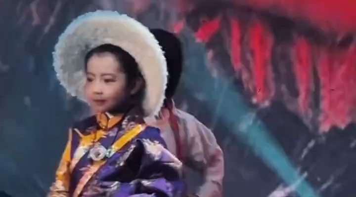 六岁小朋友走秀诠释文化自信