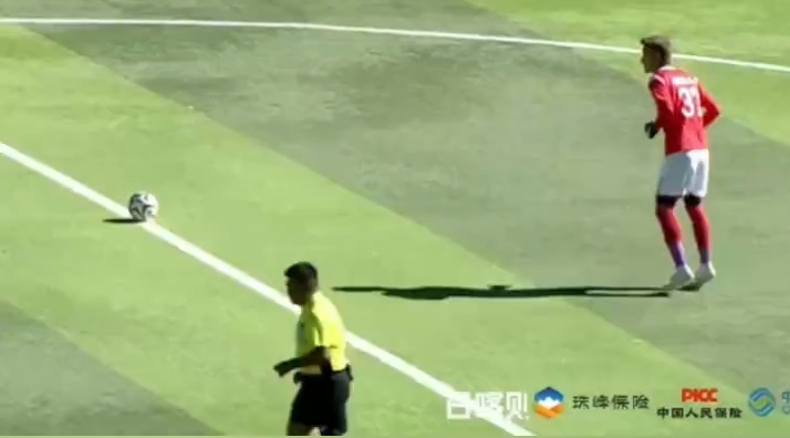 日喀则市第十二届体彩杯决赛一开场，谢通门队中场远射破门