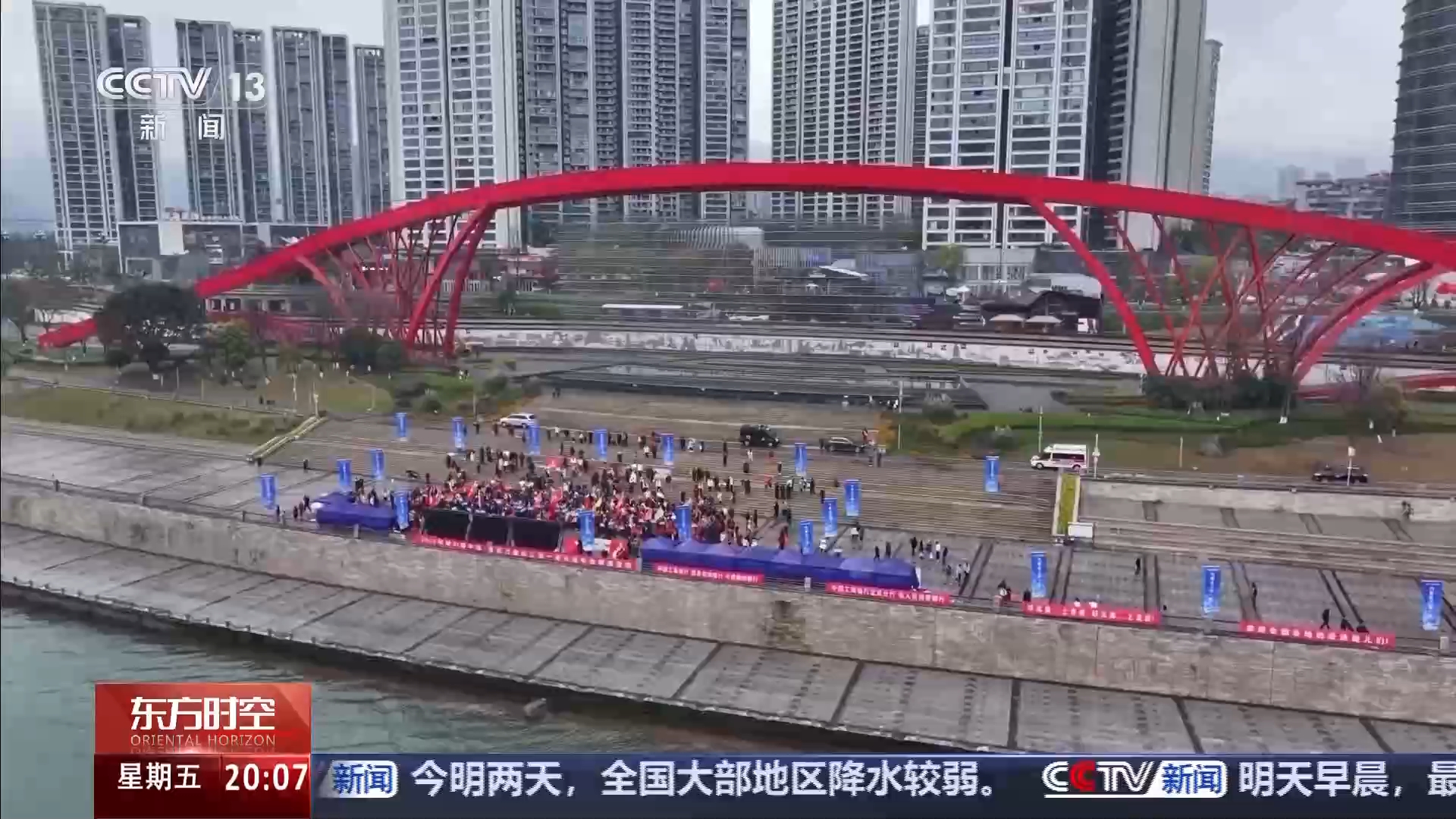 视频丨冬泳、登山、逛古城 乐享假日时光