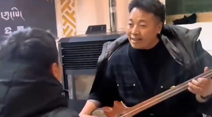 扎念弦动，父子共唱《阿酷卓巴》