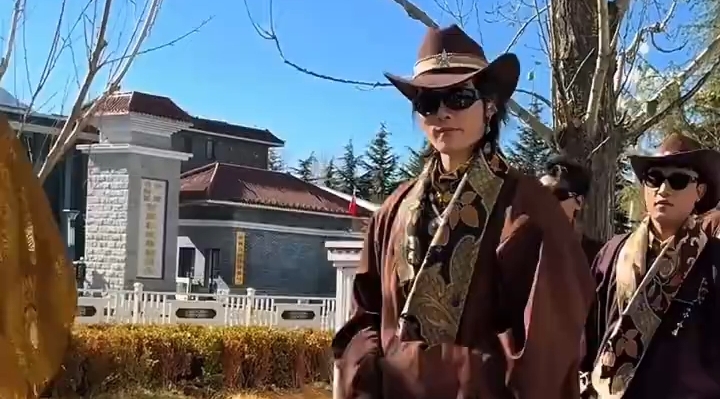 拉萨街头藏装男团炸街