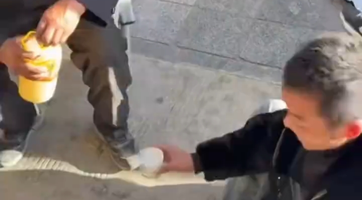 山东小哥应邀席地而坐品尝青稞酒