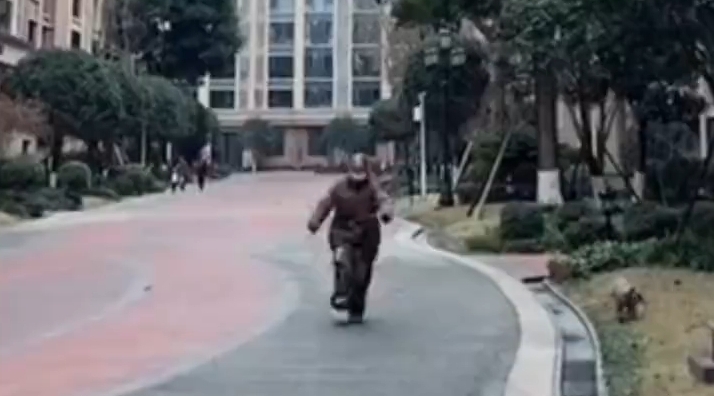 72岁阿妈啦跳绳健身