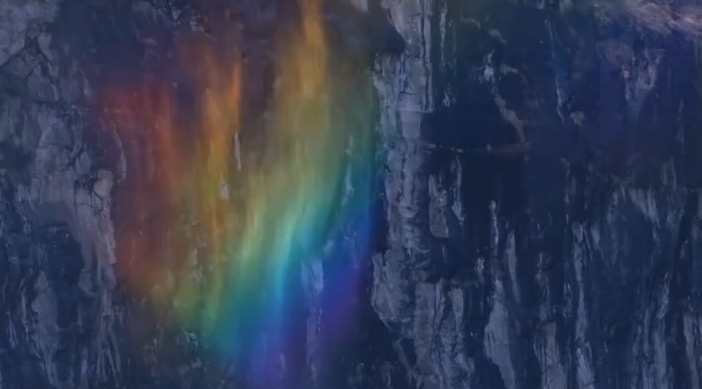 摄影师在日喀则拍到罕见七彩流虹