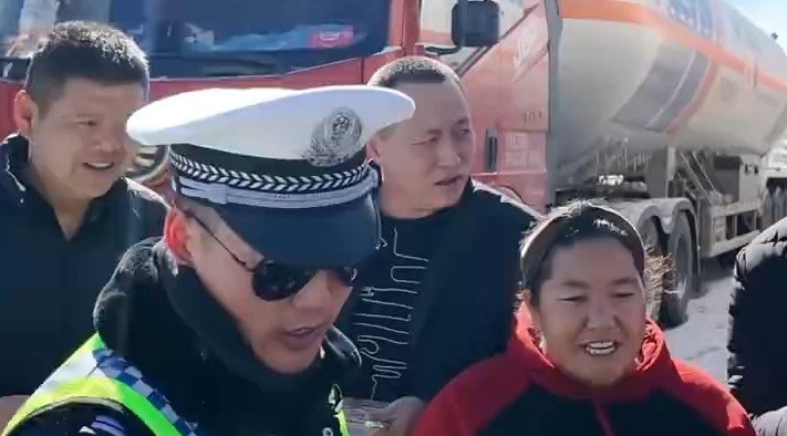 当雄交警暖心护航