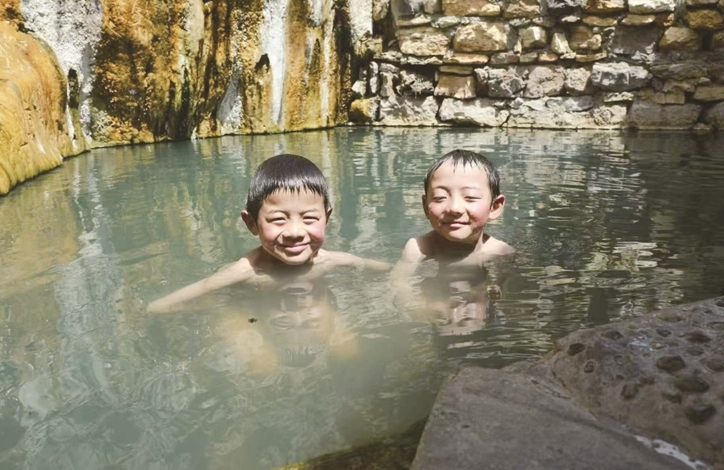 冬游西藏新时尚 泡温泉赏雪山享康养慢生活