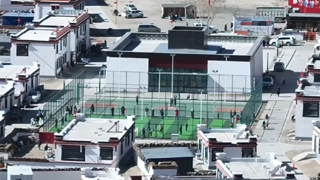 震后1年孩子们在新球场上玩耍