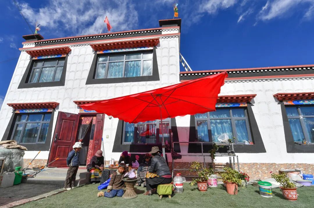 从废墟到新居：定日地震一年的生活画卷