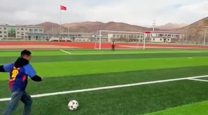 西藏小男孩球场炫技帅出圈