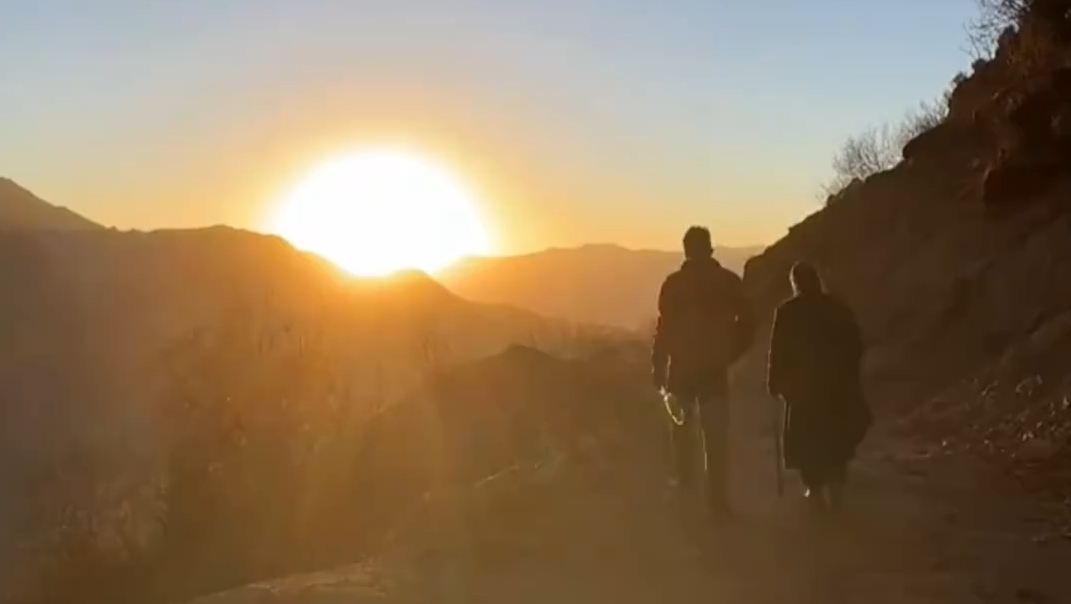 落日下的母子背影